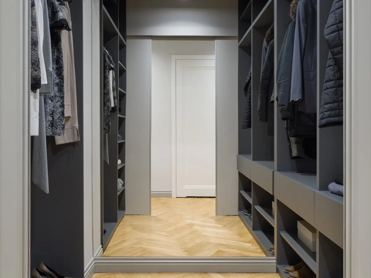 Błędy w aranżacji garderoby bez drzwi