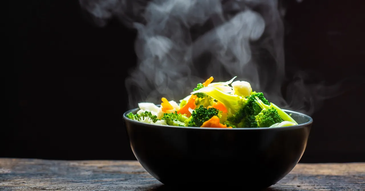 Parujące warzywa na sałatkę: brokuły, marchewka i kalafior. Idealne, gdy zastanawiasz się, jak długo gotować warzywa na sałatkę.