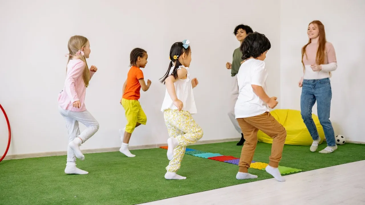 dziecko intensywna zabawa ruchowa