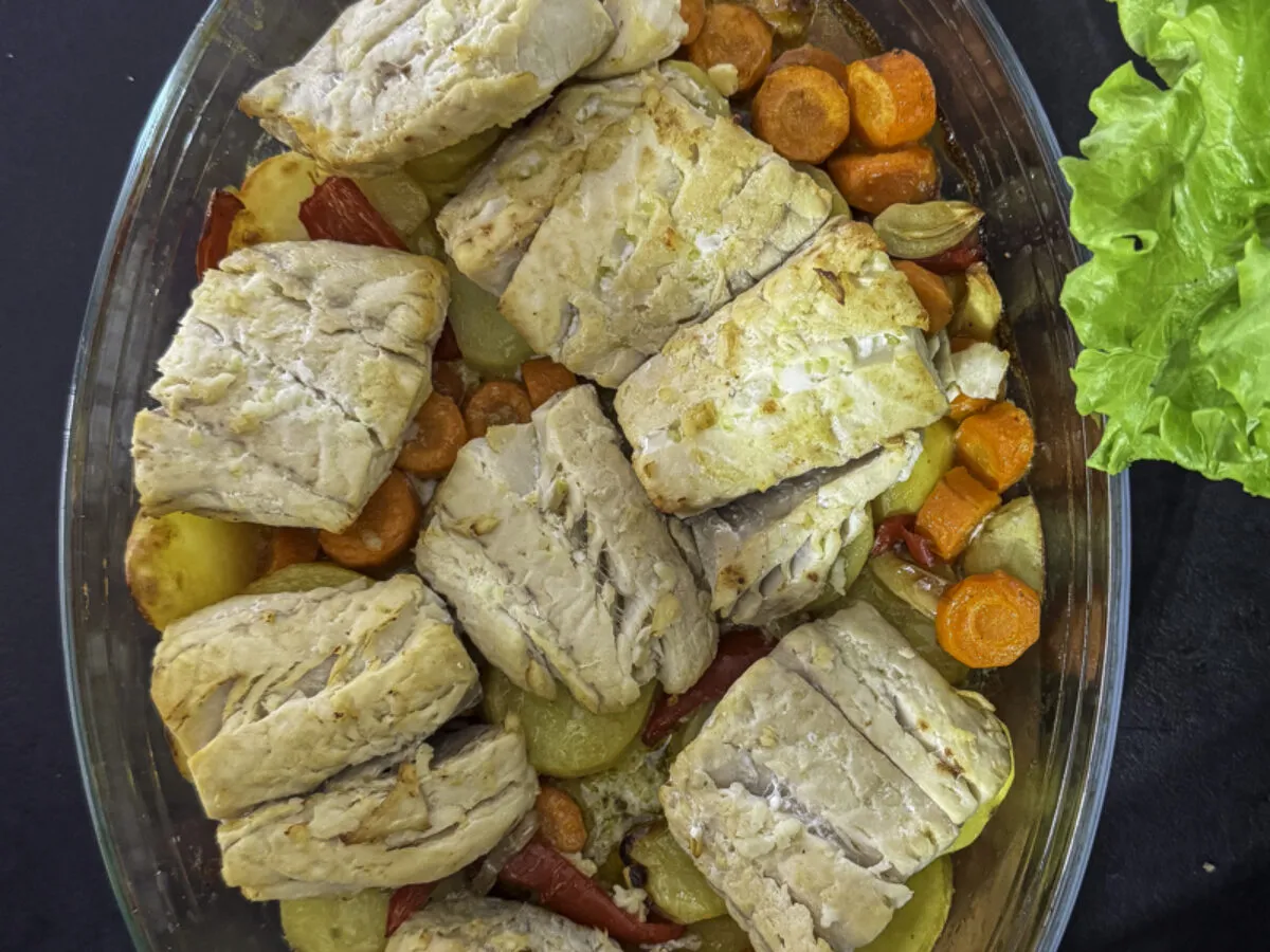 Dorsz pieczony z warzywami i ziołami