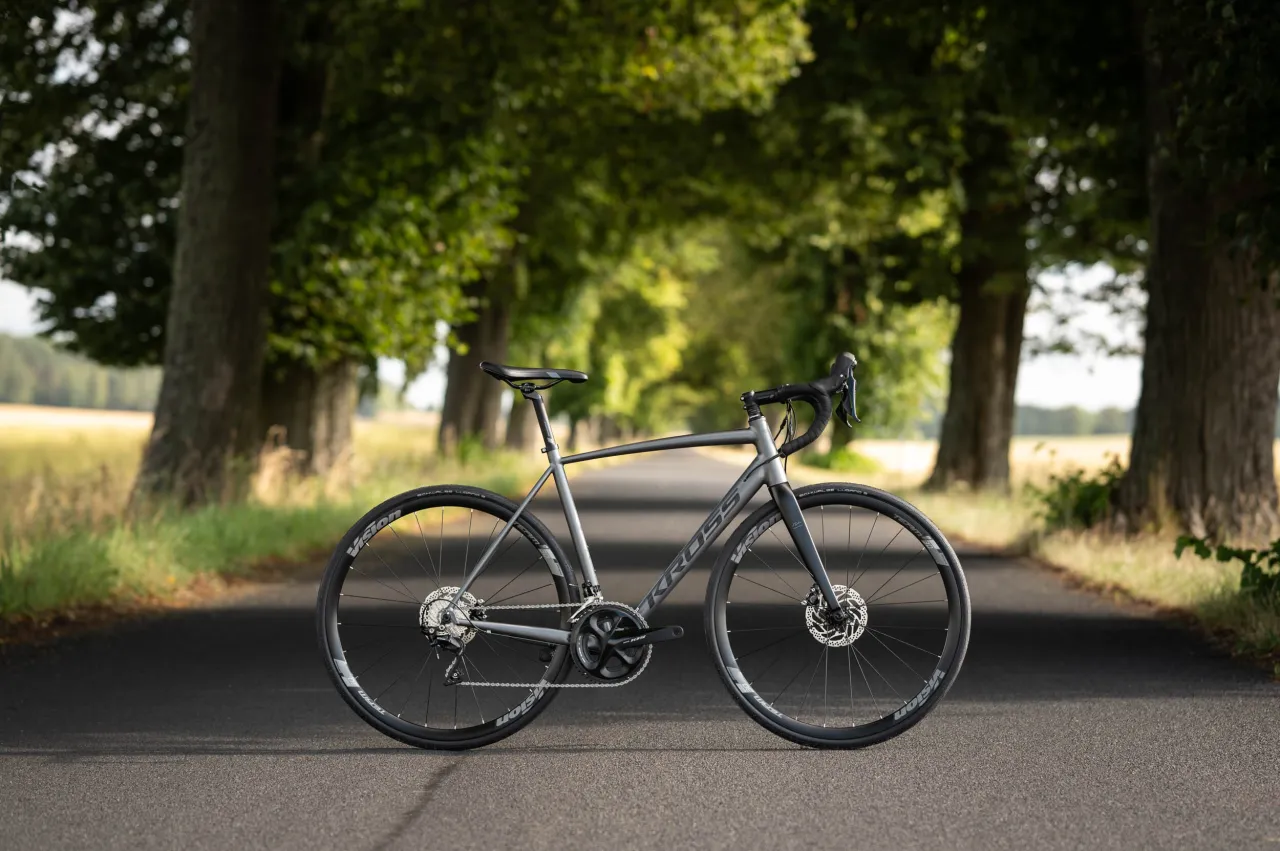 Rower górski na asfalcie kontra rower szosowy