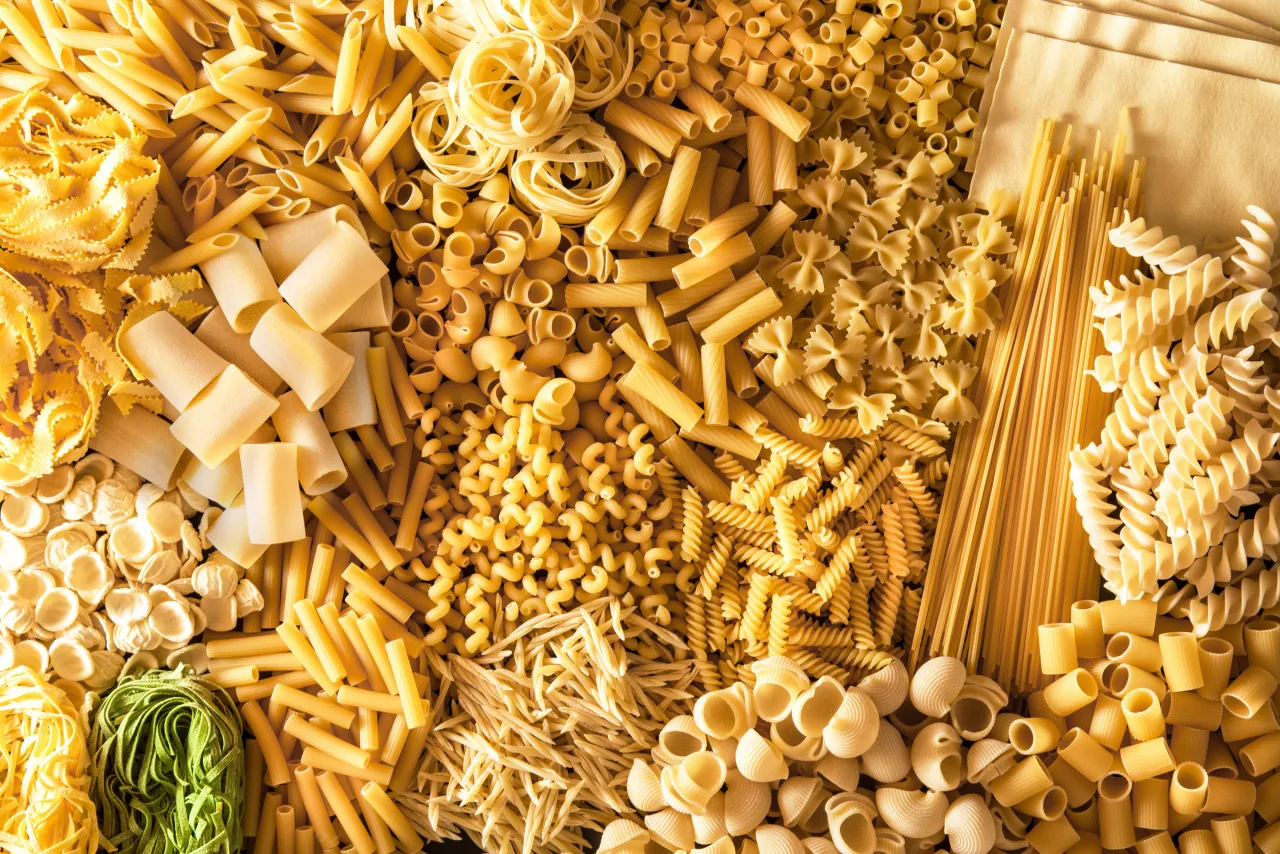 Diff&eacute;rentes formes de p&acirc;tes s&egrave;ches et mesureur &agrave; spaghetti