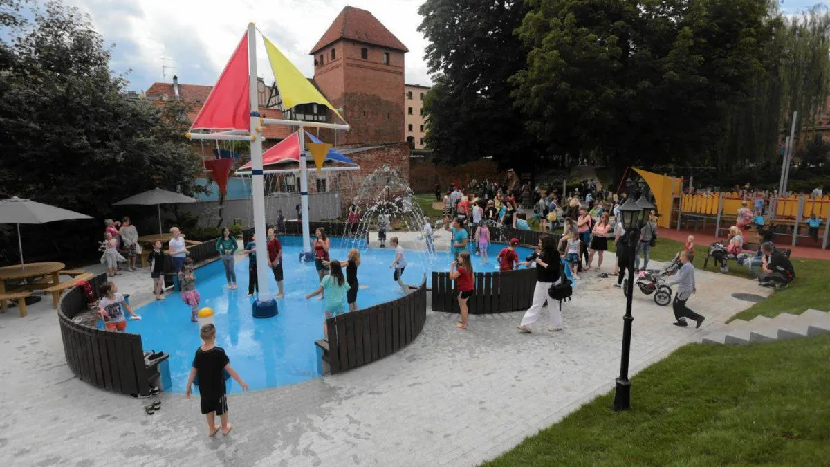 dzieci bawiące się na placu zabaw Piernikowe Miasteczko Toruń