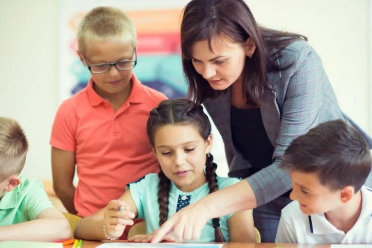 Dziecko z nauczycielem wspomagającym w klasie