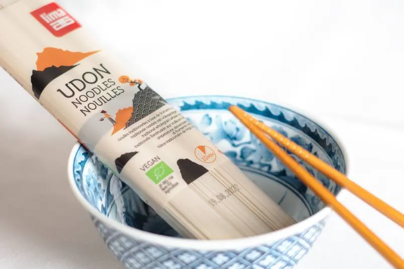 Udon Nudeln im Supermarktregal Edeka