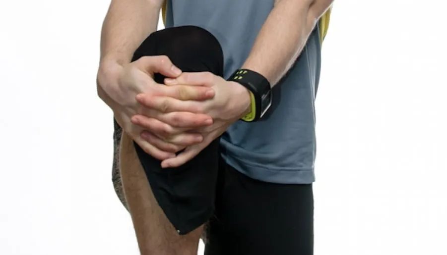 Biegacz rozciągający się przed treningiem, plan treningowy, zegarek sportowy