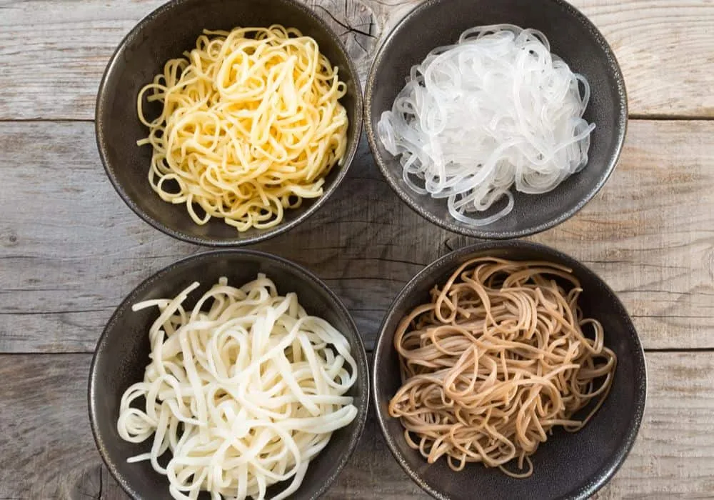 Por&oacute;wnanie makaron&oacute;w do zup azjatyckich, makaron ryżowy, makaron szklany, udon, ramen