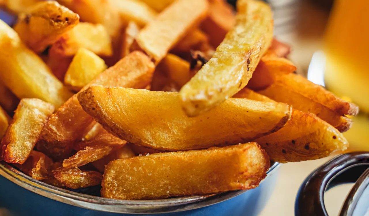 domowe frytki z ziemniaków przed pieczeniem