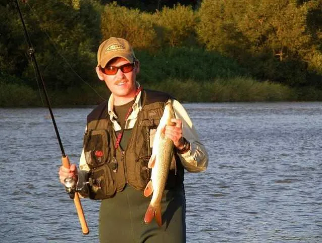 wędkarz spinningujący z plecionką