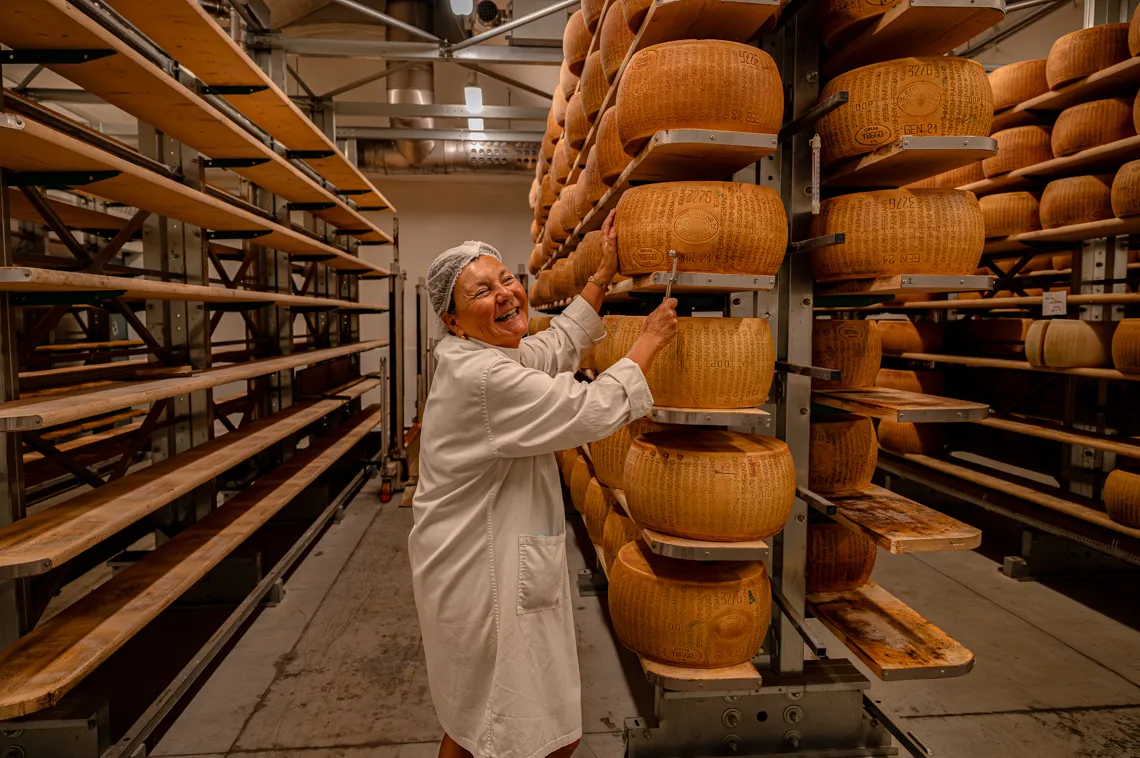 Produkcja Parmigiano Reggiano miedziane kadzie