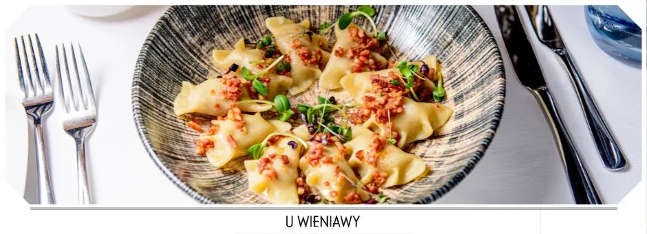 tradycyjne polskie jedzenie na talerzu w restauracji