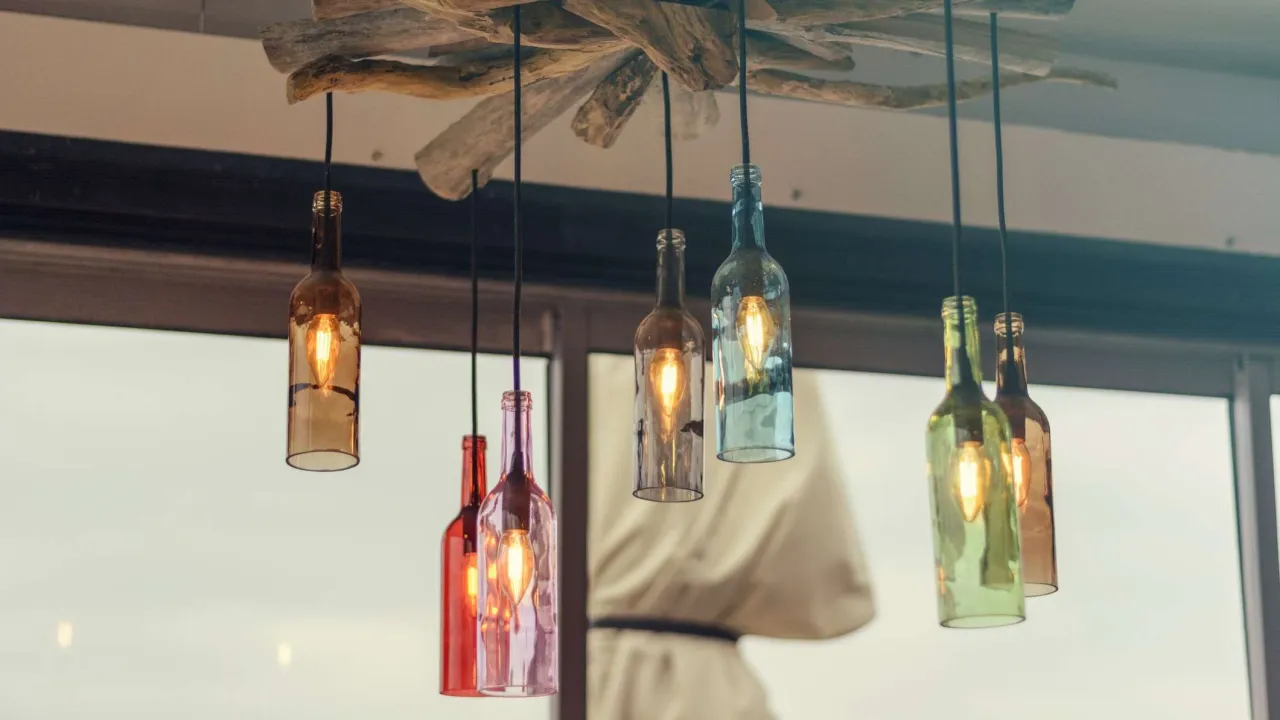 Kreatywne projekty DIY z recyklingu, upcykling butelek, upcykling dżins&oacute;w