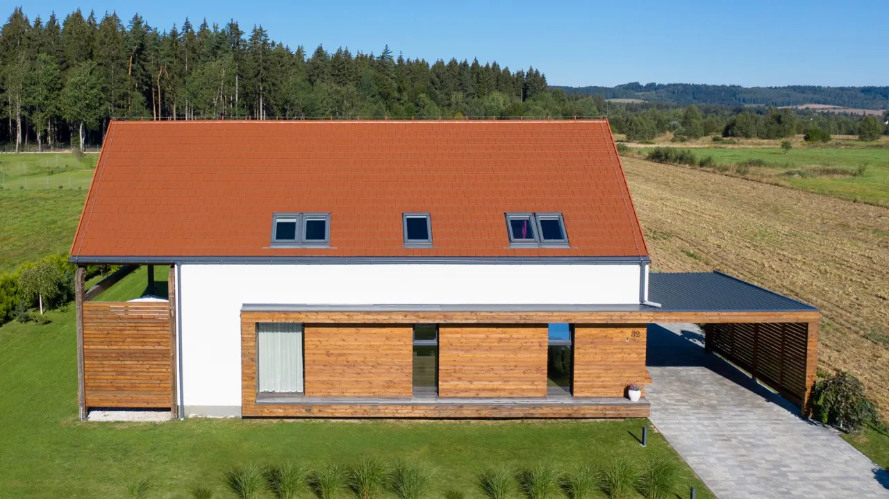 Nowoczesne elewacje z czerwonym dachem i akcentami