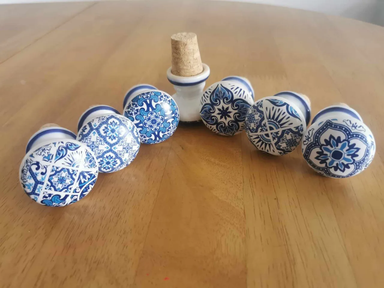 Urocze, ceramiczne zatyczki do butelek z portugalskimi wzorami. Idealne, by przywieźć z Portugalii kawałek jej kultury i stylu.