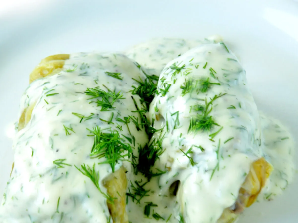 Pyszne gołąbki wegetariańskie w sosie koperkowym. Idealne, gdy zastanawiasz się, jak zrobić gołąbki wegetariańskie.