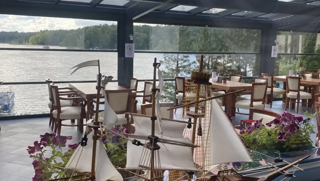 restauracja z tarasem i widokiem na jezioro Nidzkie