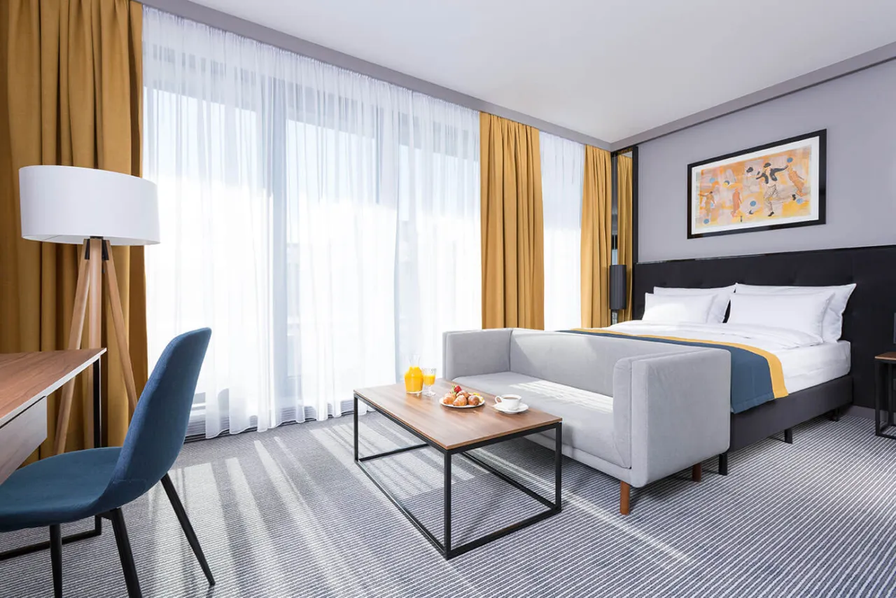 Osoba płacąca za dodatkowe usługi w hotelu