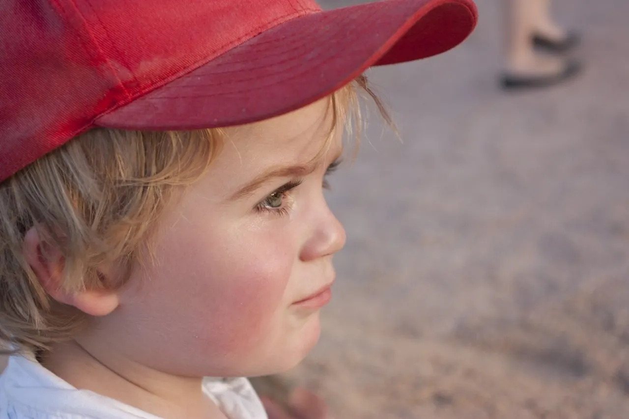 dziecko w czapce z certyfikatem oeko-tex