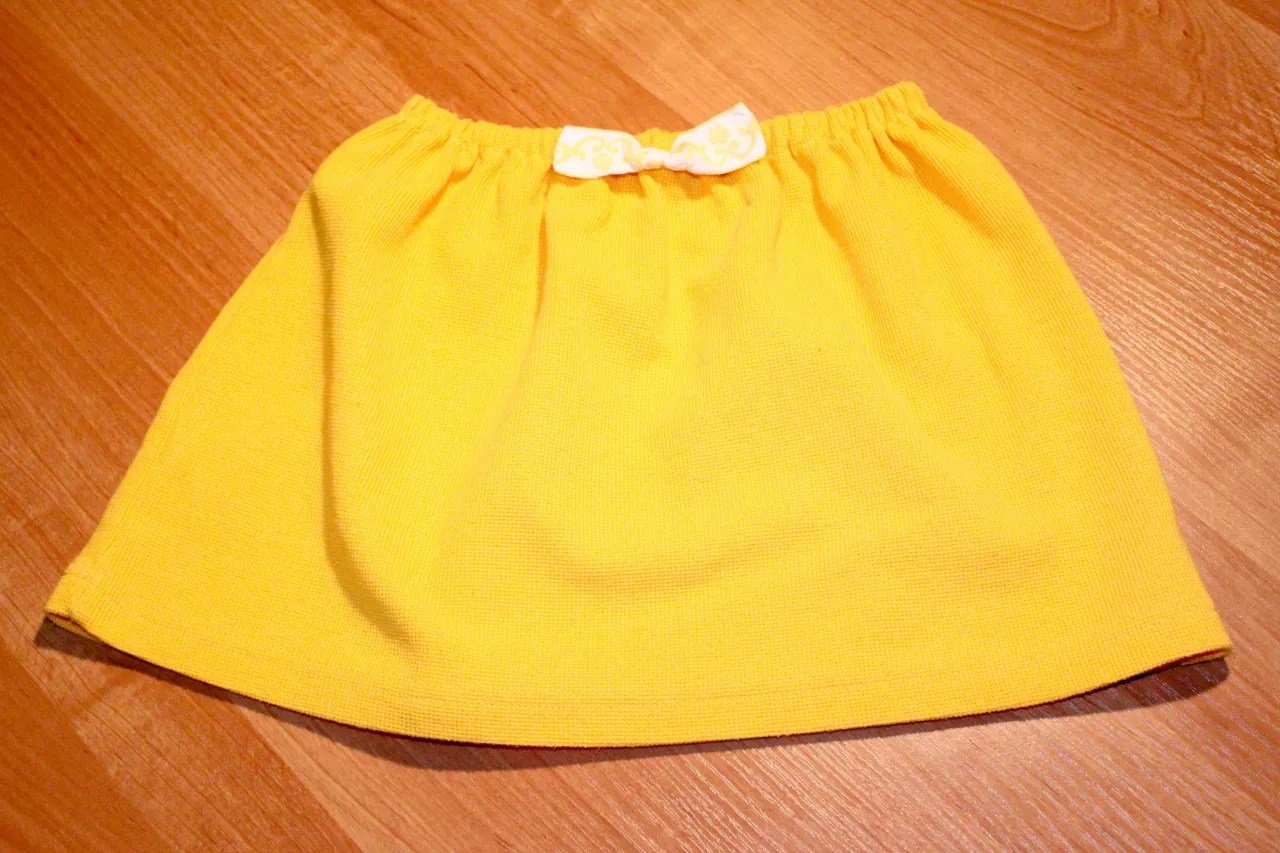 Gotowa do uszycia spódniczka na gumce dla dziewczynki. Słonecznie żółta, z uroczą kokardką. Idealna na lato!