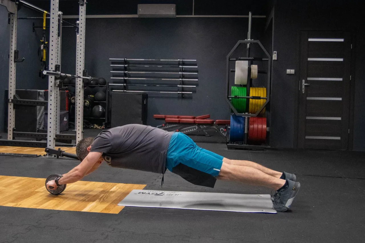 zaawansowane ćwiczenia na brzuch z ab wheel