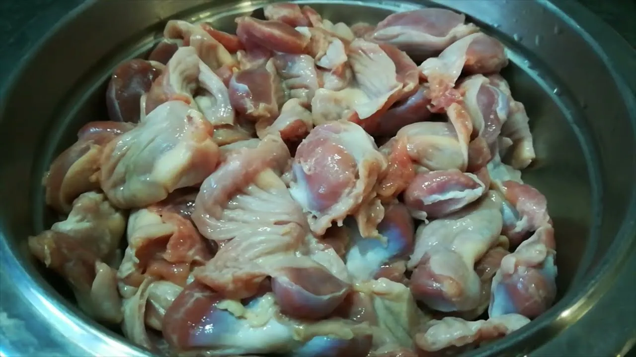 oczyszczone żołądki drobiowe przed gotowaniem