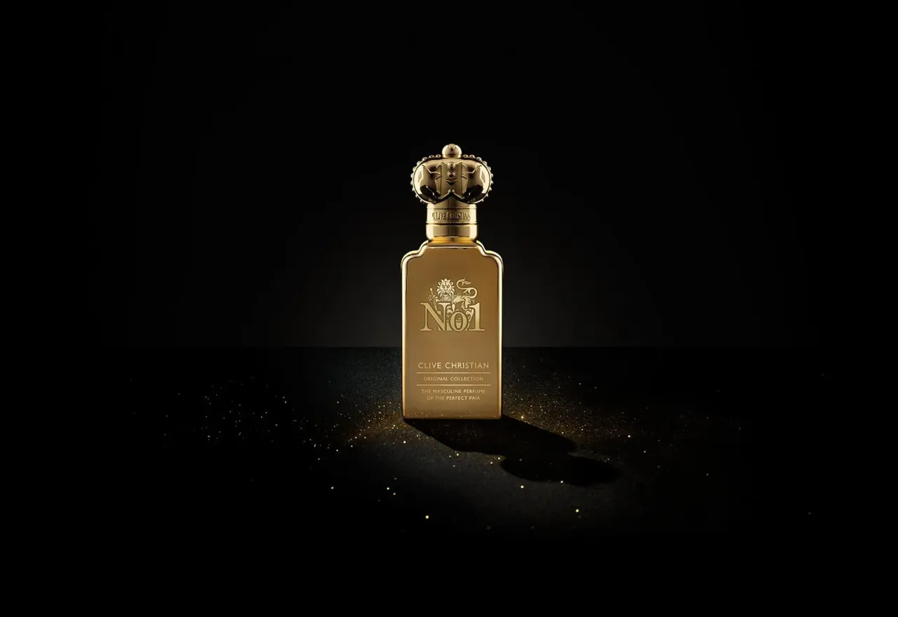Złota butelka perfum Clive Christian No.1, symbol luksusu i kwintesencja tego, czym są perfumy niszowe.