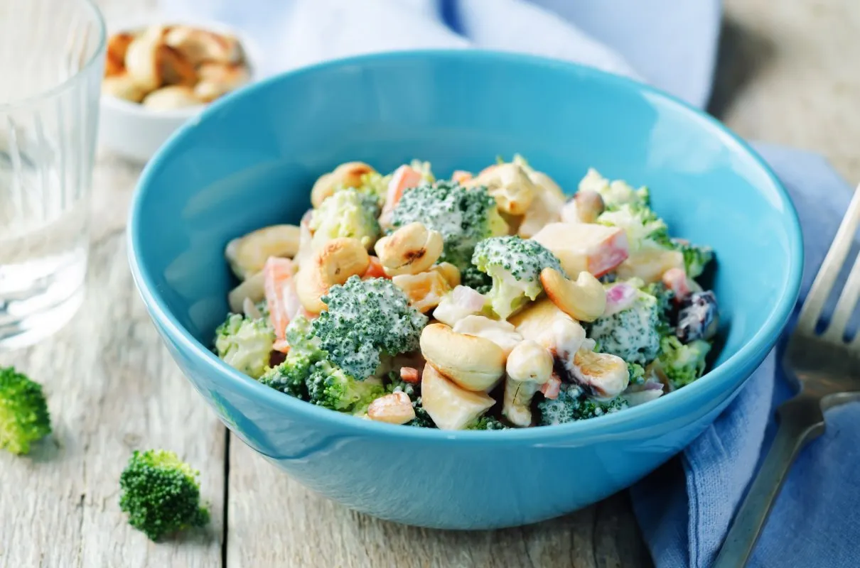 obieranie i krojenie głąba brokuła do sałatki