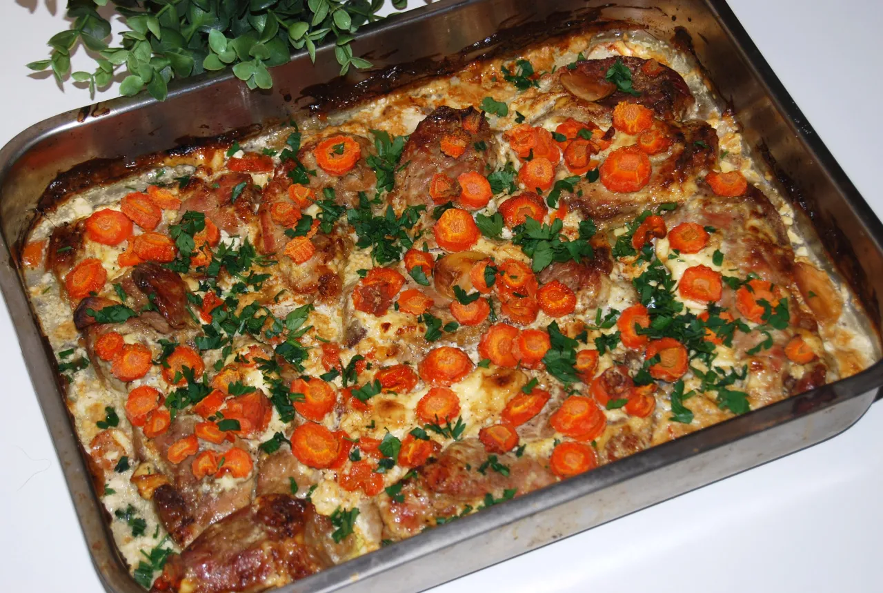 Pyszna zapiekanka z szynką, marchewką i ziołami. Idealny pomysł, co zrobić z szynką na obiad.