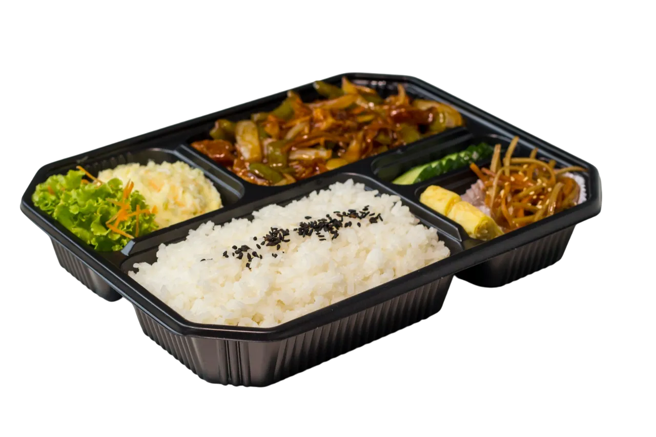 Pudełko z cateringiem dietetycznym: ryż, sałatka ziemniaczana, warzywa z mięsem, og&oacute;rek i rolka jajeczna. Dowiedz się, jak podgrzewać catering dietetyczny.