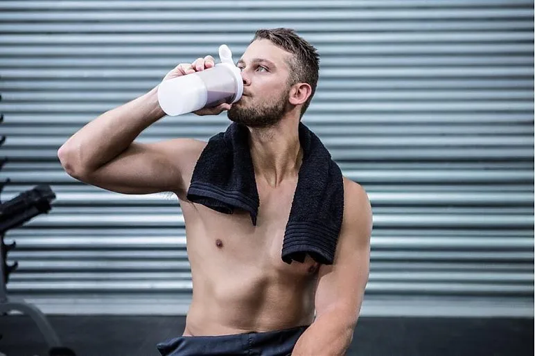 zdrowy koktajl proteinowy, osoba pijąca shake po treningu
