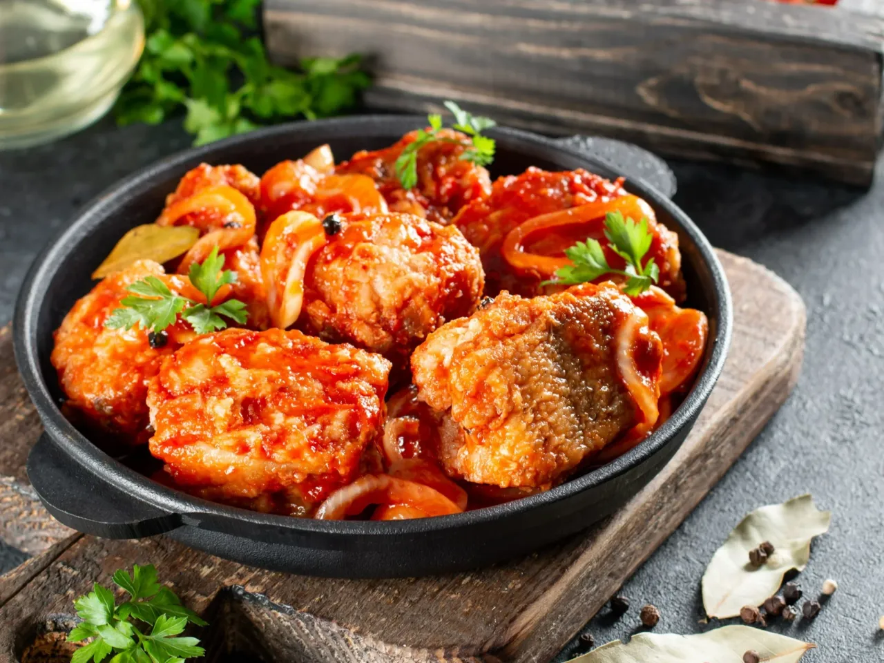 Ryba w sosie pomidorowo-cebulowym, idealna jako danie główne. Co pasuje do ryby na obiad? Ta potrawa sama w sobie jest pysznym rozwiązaniem.