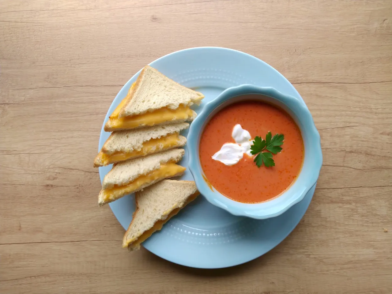 Zupa pomidorowa z dodatkami