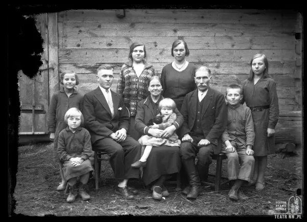 stare, czarno-białe zdjęcie rodziny z niewyraźnymi twarzami