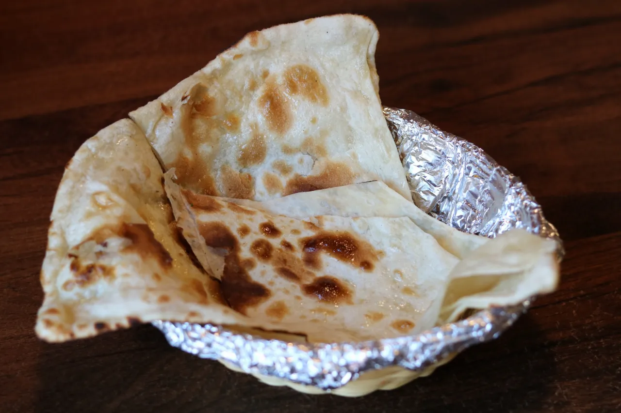 Chlebek naan w supermarkecie