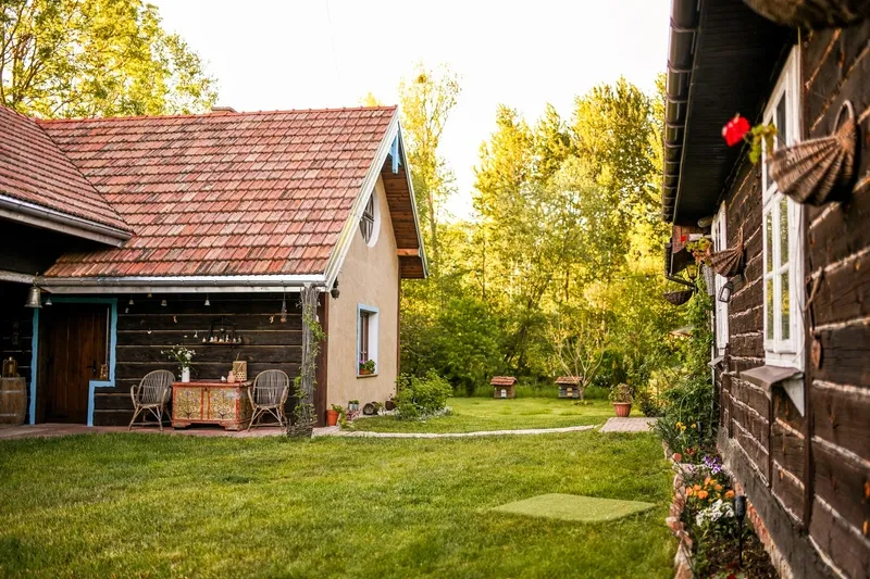 Para rezerwująca agroturystykę online z psem obok