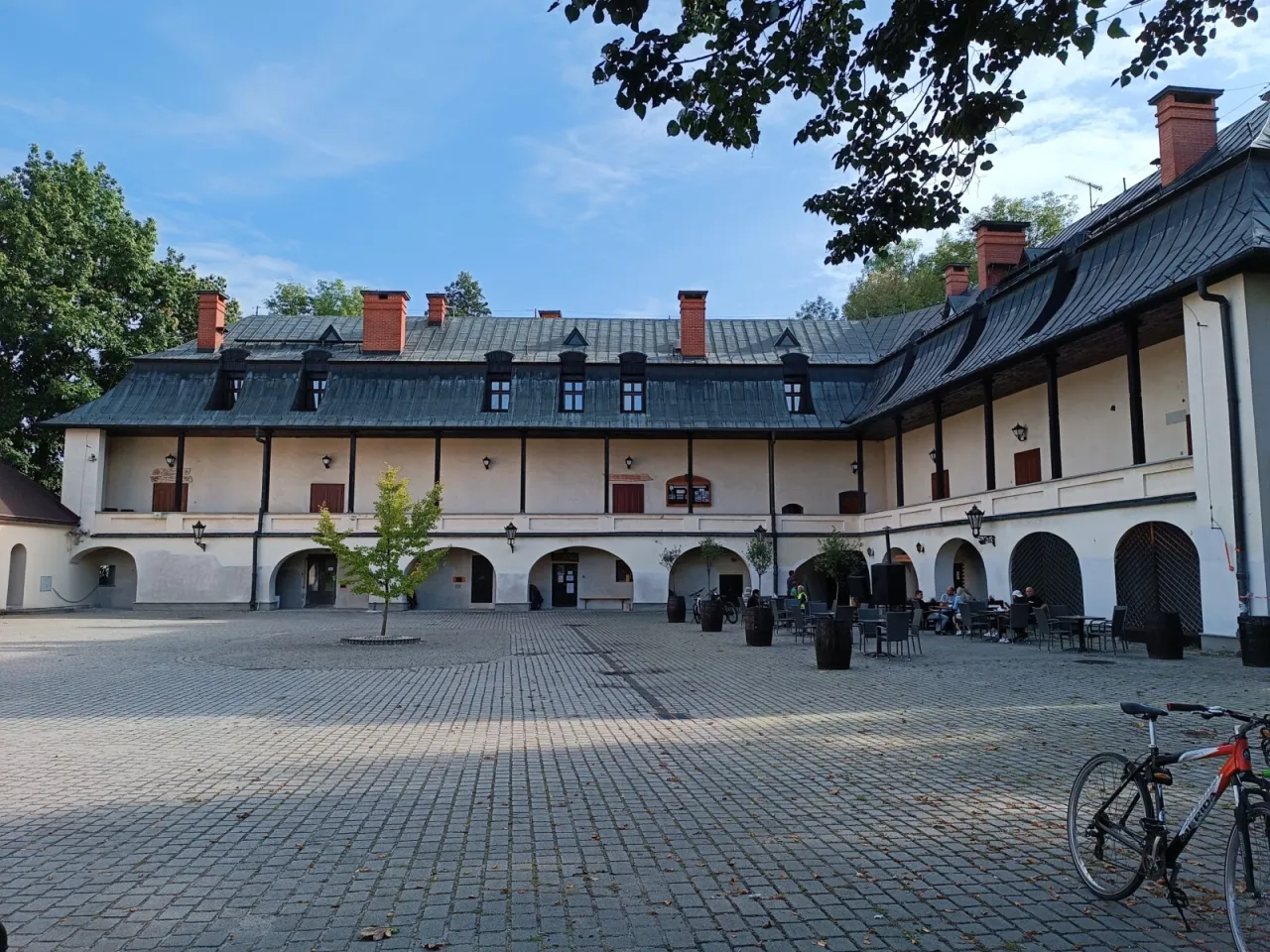 Dziedziniec zamku w Kończycach Małych krużganki