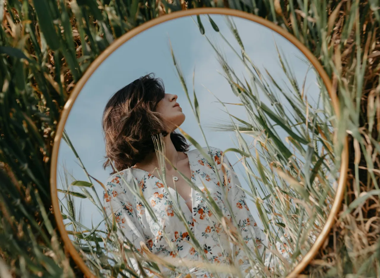 Różne pozy do zdjęć w lustrze, kreatywne mirror selfie