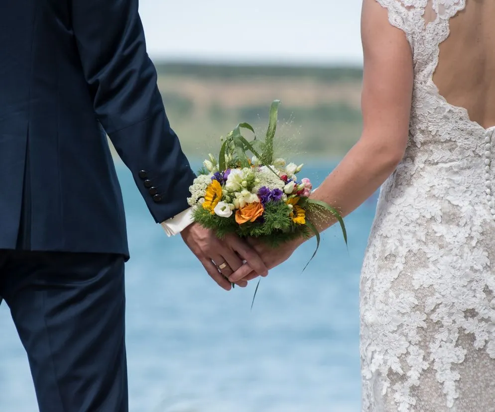 para młoda przeglądająca umowę z zespołem weselnym