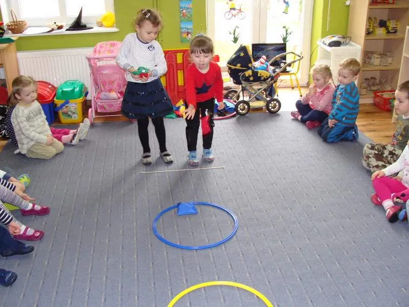 grupa dzieci na zajęciach gimnastycznych w kolorowej sali