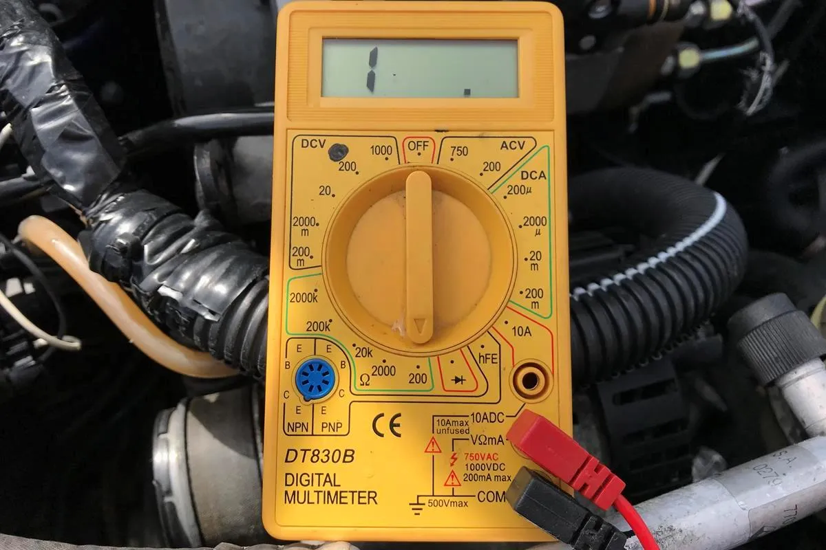 multimetr do pomiaru prądu w samochodzie