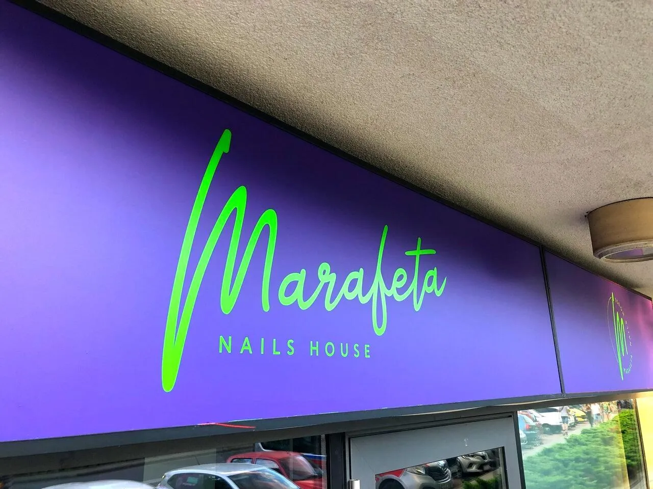 zastosowania folii przezroczystej w reklamie