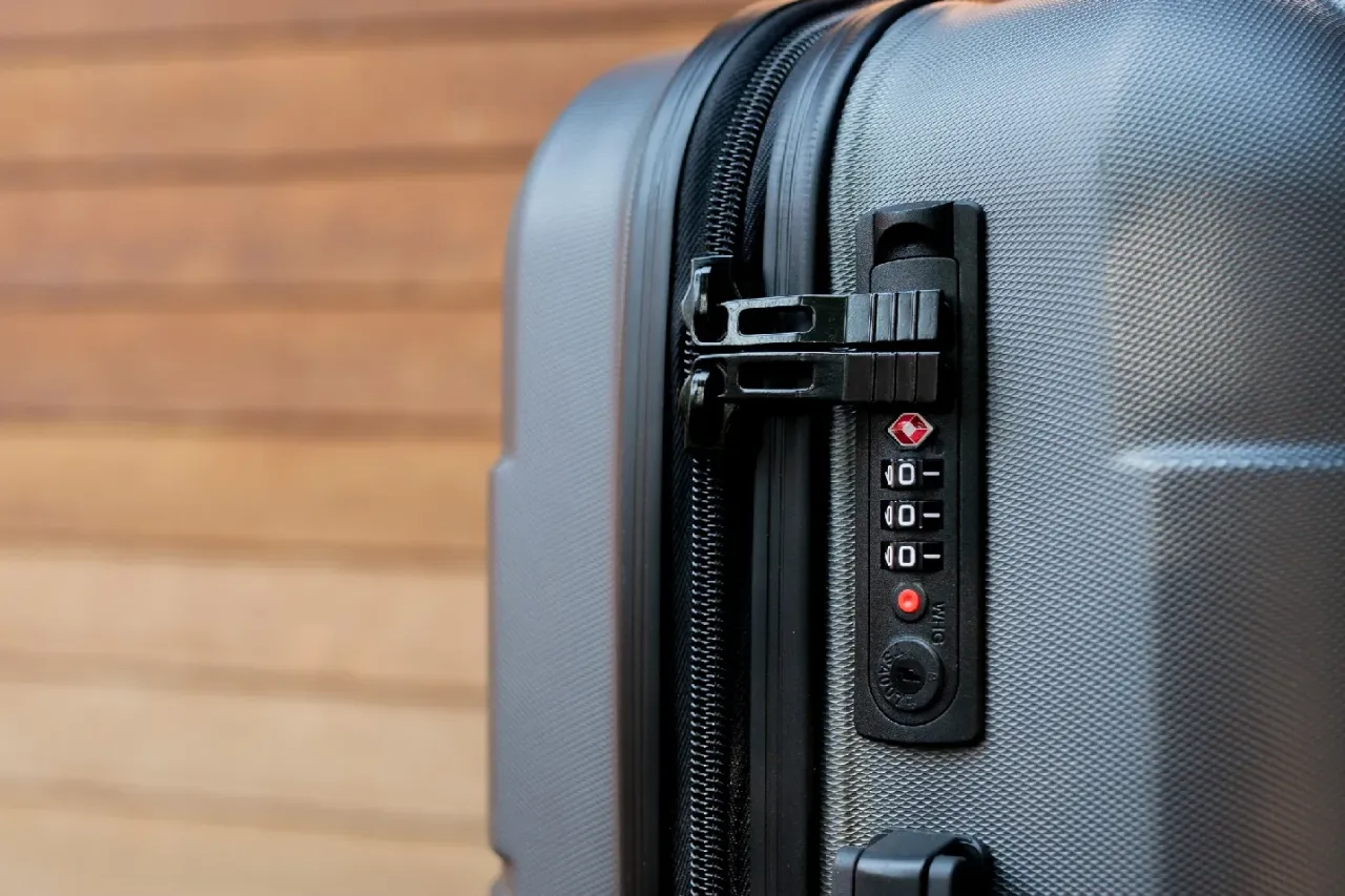 r&oacute;żne typy zamk&oacute;w szyfrowych w walizce