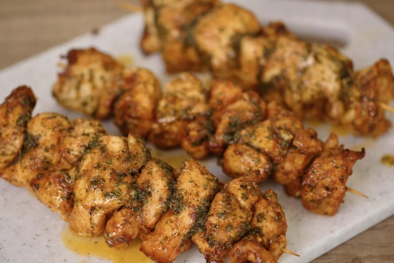 Szaszłyki z kurczaka, idealne do pieca, z przyprawami i ziołami, gotowe do podania.
