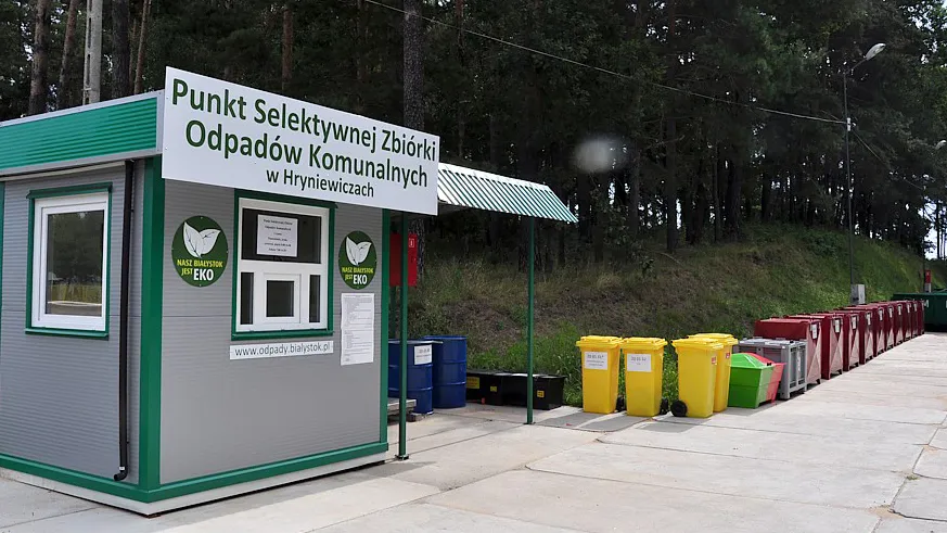 wejście do Punktu Selektywnej Zbiórki Odpadów Komunalnych (PSZOK)