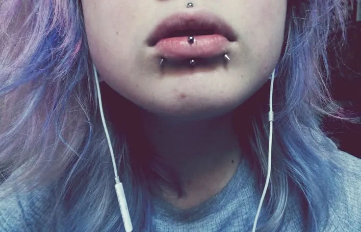 przykłady kolczyk&oacute;w labret medusa snake bites