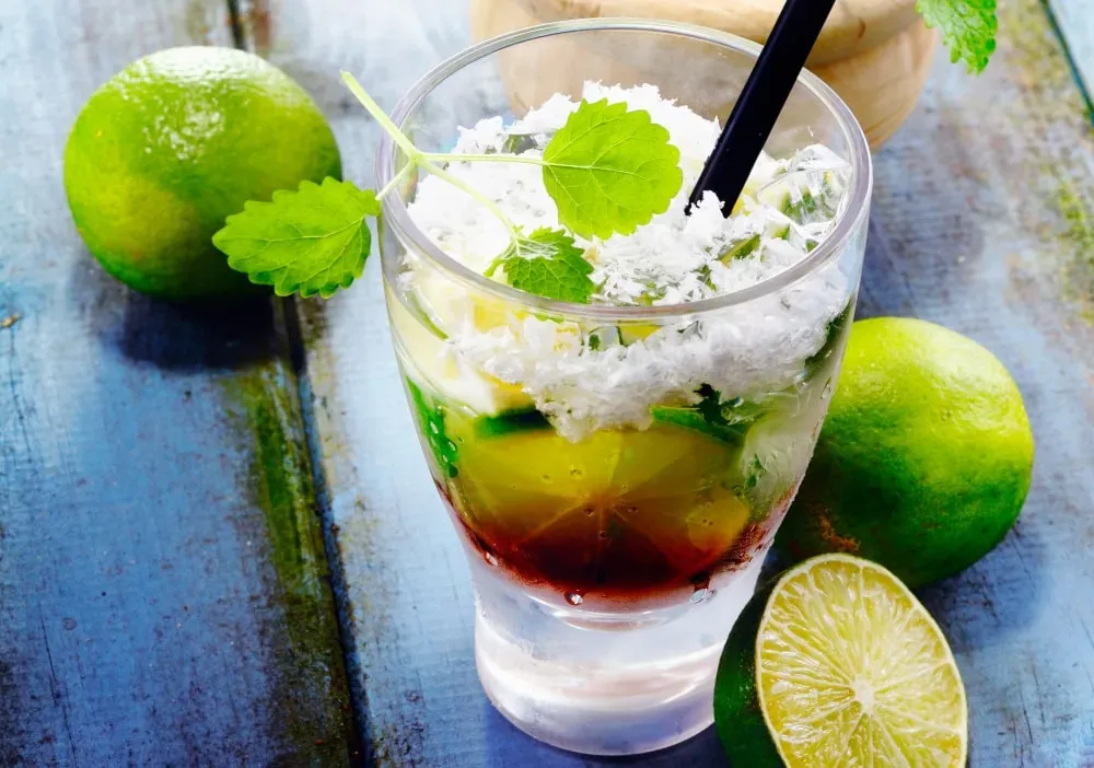 kolorowe drinki bezalkoholowe z owocami