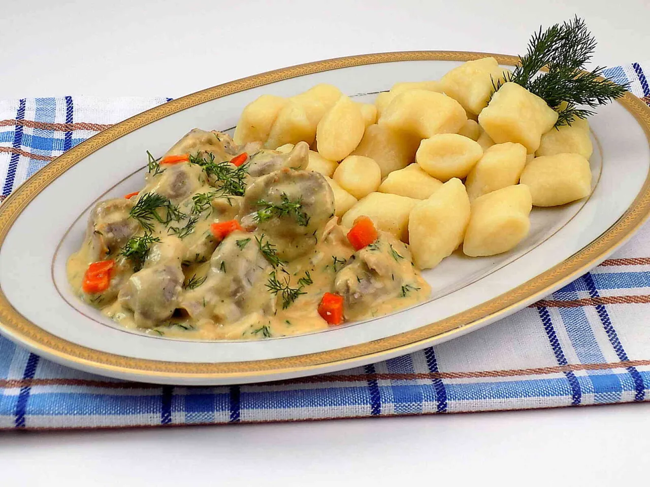 żołądki drobiowe na talerzu z warzywami