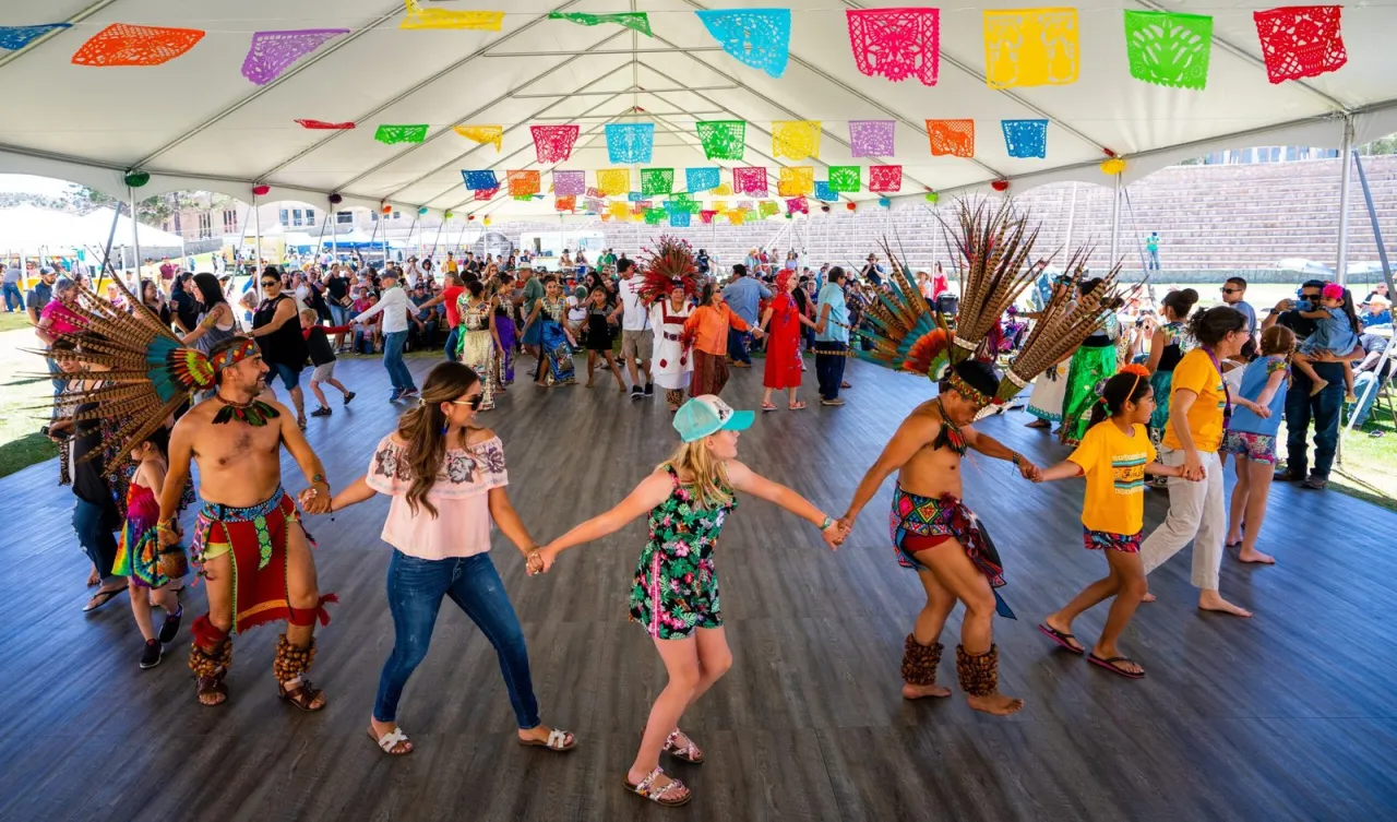 Kolaż stylizacji latino: Hawana retro, meksykańska fiesta, brazylijski karnawał