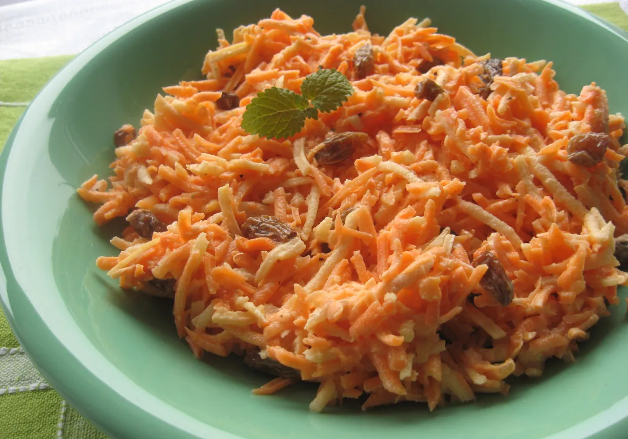 surówka z marchewki z jabłkiem i rodzynkami
