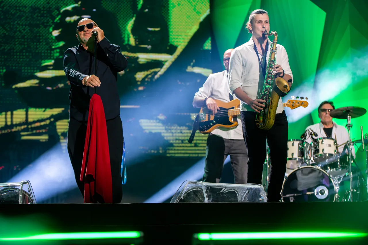 Wokalista śpiewa, saksofonista gra, a zesp&oacute;ł na scenie tworzy muzykę. Kto śpiewa, m&oacute;j jest ten kawałek podłogi!